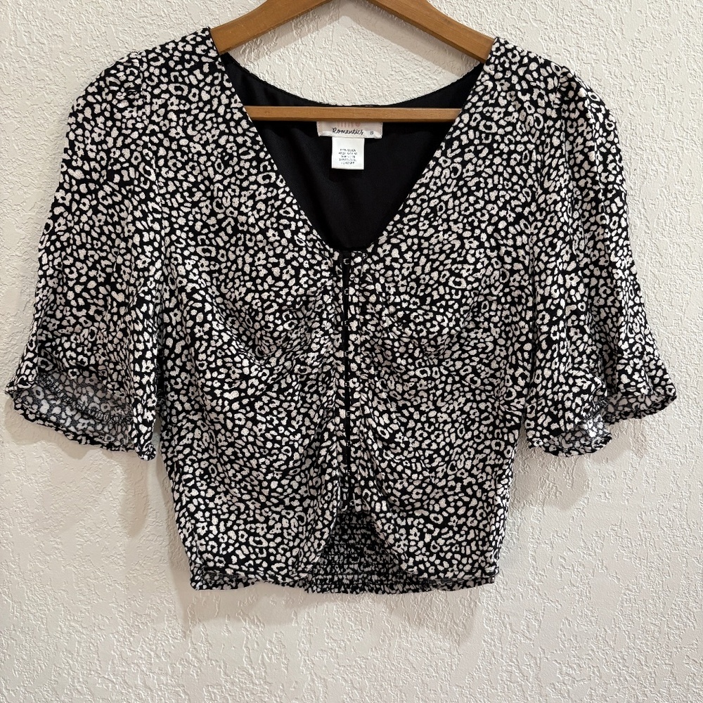 ⚡️5/$25 bundle sale⚡️ Urban Romantics Black White Animal Print‎ Puff Sleeve crop